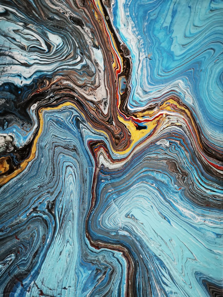 acrylic abstract artwork from Maximo Simon Walther. beautiful blue fluid acrylic colors. Name of the artwork: vibrant lines. commission from a 5 star hotel.